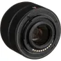 Fujifilm XC 35mm f/2 objektyvas su juodu guminiu apvalku ir priekinio elemento vaizdas, 53 mm ekvivalentinis fokuso nuotolis ir f/2–f/16 diafragmos diapazonas
