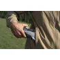 DJI Care Refresh 2 metų planas DJI Mini 5 Pro dronui su ištiestais propeleriais striukės kišenėje