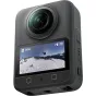 DJI Osmo 360 akcinė kamera Standard COMBO su 8K30 objektyvu, 2" jutikliniu ekranu, rodančiu sniego kalnų sceną su slidininkais, kompaktišku juodu korpusu su dviem objektyvais, 1" jutikliu ir jungtimis.