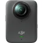 Artimas vaizdas į DJI Osmo 360 akšininę kamerą iš galinės pusės, kurioje matomas didelis apvalus objektyvas, tekstūruota matinė danga ir 'DJI' logotipas po objektyvu su maža žalia indikatoriaus šviesa.