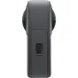 DJI Osmo 360 veiksmo kamera Adventure Combo su dvigubomis sferinėmis objektyvais ir tekstūruota maitinimo mygtuku, su matinio juodo korpusu ir suapvalintais kraštais.