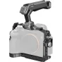 SMALLRIG 6027 HawkLock kabelis kitas Sony Alpha 7 V/7R V/7 IV, solidus aliuminiu ramka su viršaus ramparu ir daugiauose 1/4‑20 ir 3/8‑16 šikštrių reikšmėmis, pateikiamas pilnigi įkelta į kamerą.