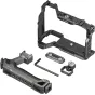 SmallRig HawkLock laukų komplektas Sony Alpha 7 V, 7R V ir 7 IV, sualuuminiumo pločią, pusės varpą ir įkrovimo įrenginius, į baltąjį fono.
