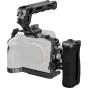 SMALLRIG 6026 Advanced Cage Kit for Sony Alpha 7 V/7R V/7 IV, juosios alumiinio kovos su galvos rankomis ir pusės baterijos gripu, padidžinantis montažų galimybes ir apsaugą.