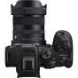 Sigma 15mm f/1.4 DC Contemporary objektyvas Canon RF APS-C kameroms, ultraplatus kampas, kompaktiškas dizainas, viršutinė ir šoninė vaizdas su fotoaparato korpusu