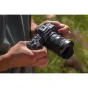 Sigma 15mm f/1.4 DC Contemporary ultragplatų objektyvas Canon RF APS-C beveikrinio fotoaparato, naudojamas su objektyvo detalėmis ir lauko aplinka.