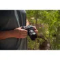 Sigma 15mm f/1.4 DC Contemporary ultraplatūs objektyvas Canon RF montavimui su APS-C jutikliu, naudojamas lauke, rodantis kompaktišką dizainą peizažams ir astrofotografijai