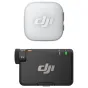 DJI Mic Mini 2 bevielis mikrofonų komplektas su baltu siųstuvu ir juodu imtuvu, su tekstūruotu laikikliu, oranžiniais indikatorių žibintais ir žaliu maitinimo indikatoriumi.