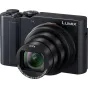 Panasonic Lumix TZ300 juodo kompaktinio fotoaparato su Leica objektyvu, 15 kartų optiniu zoomu, 20.1 MP matrica, priekio vaizdas su išsikišusiu objektyvu ir zoomo ratu