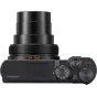 Panasonic Lumix TZ300 kompaktiška kamera su išsikišusiu 24-360 mm LEICA objektyvu, matomas viršutinė ir galinė valdymo skydelio dalis su režimų ratuku ir užrakto mygtuku