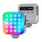 Neewer BL60C magnetinis LED šviesos su RGB spalvų gradientu priekinėje dalyje, demonstruojantis 60 LED matricą ir valdymo panele užpakalinėje pusėje