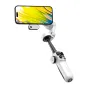 AOCHUAN P2 baltos spalvos 3-asių stabilizatorius su prijungtu išmaniuoju telefonu, rodantis OLED valdymo ekraną ir įmontuotą AI papildomą šviesą profesionaliai stabilizacijai ir sklandžiam vaizdo įrašymui