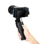 JJC TP PA2 filmavimo rankena, prijungta prie Panasonic Lumix kameros, su integruotais valdymo mygtukais užrakto ir vaizdo įrašymo, vertikaliai su montavimo ratuku ir kabeliniu jungimu.