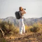 WANDRD PRVKE 31 Zip Photo Bundle juodas fotokrepšys su viršutiniu užtrauktuku, naudojamas fotografo kalnų peizaže.