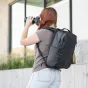 Wandrd PRVKE 31 Zip juoda fotografijos kuprinė su DSLR kamera, matomas užpakalinis vaizdas su šoninėmis kišenėmis ir viršutiniu zip atidarymu, praktiška fotografams