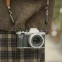 Viltrox AF 56mm F1.7 Fuji X Silver objektyvas, pritvirtintas prie Fujifilm X-mount fotoaparato, su elegantiška sidabrine apdaila ir STM autofokusu portretams ir peizažams