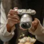 Viltrox AF 56mm F1.7 Fuji X Silver objektyvas Fujifilm X-mount kameroje, sidabrinis, pabrėžiantis dizaino detales ir idealus gyvenimo stiliaus fotografijai.