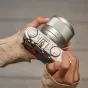 Viltrox AF 56mm F1.7 Fuji X Silver objektyvas, pritvirtintas prie Fujifilm X-mount kameros, rodomas objektyvo ir kameros valdymo elementai, puikus portretams ir peizažams