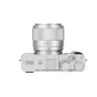 Viltrox AF 56mm F1.7 Fuji X sidabrinis objektyvas, pritvirtintas prie Fujifilm X-E5 kameros korpuso, viršūnėje matomi fokuso ir diafragmos žiedai