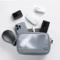 Ulanzi BP15 SeeClear Tech Pouch L 2.6L su skaidriu TPU medžiaga, atidarytas vaizdas su tvarkingai išdėstytais techniniais priedais: išmaniuoju telefonu, veiksmo kamera, belaidžiu įkrovikliu ir power bank.