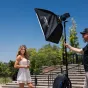 Westcott ClickBox 2x3 šviesos difuzorius su Bowens montu, naudojamas profesionaliam portretiniam apšvietim lauke, sukuria švelnų šviesą kontūrų ir plaukų apšvietimui