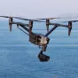 Viltrox AF 90mm F/3.5 DJI DL mount objektyvas, pritvirtintas prie DJI Inspire 3 X9 8K orų stabilizatoriaus kameros, skirtas profesionaliam vidutinio teleobjektyvo oriniam kino filmavimui