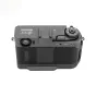 Fujifilm X serijos kameros korpusas su JJC TA XHALF juodu piršto pagalvėlės rankena, viršuje matomas ergonomiškas piršto pagalvėlis ir šaltasis šuo priedams