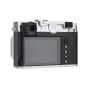 Fujifilm GFX100RF kameros atgalinė pusė su šaltuoju batų tvirtinimu JJC TA GFX100RF ergonominei piršto laikiklio priedui