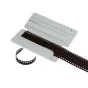 JJC FHC 1 135 filmo galvos pjovimo įrankis su atidarytu dangteliu, rodantis precizišką filmo pjovimo mechanizmą ir pozicionavimo štiftus standartiniams 10 cm arba 4 cm galvos pjūviams