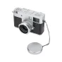 JJC LH JXHF sidabrinis objektyvo skydas Fujifilm X pusės kameroms su derinamu objektyvo dangteliu ir laikikliu ant balto fono