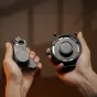 Viltrox NexusFocus F1 S vieno variklio adapteris senų objektyvų autofokuso įrangai, rodomas variklio ir adapterio priekis.