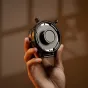 Viltrox NexusFocus F1 S vieno variklio adapteris su apšvietimu ir taktilinėmis mygtukais preciziškai valdyti objektyvų autofokusą