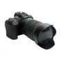 Canon RF 24-70mm f/2.8L IS USM objektyvas su JJC EW 88E objektyvo gaubtu, šoninis vaizdas rodo matinį vidinį paviršių, mažinantį atspindžius