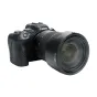 Canon RF 24-70mm f/2.8L IS USM objektyvas su JJC EW 88E objektyvo skydeliu, šono ir priekio pusės vaizdas, juodo anglies pluošto fotokamera