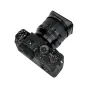 Fujifilm XF 56mm f/1.2 R WR objektyvas su JJC LH JXF56F12R matinio paviršiaus objektyvo gaubtu, matomi kameros valdymo elementai ir objektyvo detalės iš viršaus ir nugaros