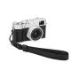 Fujifilm kompaktiška kamera su pritvirtinta JJC WS 1 Deluxe juoda greito išsitraukimo rankenos juostele, turinčia reguliuojamą ilgį ir tvirtą grandelės dizainą