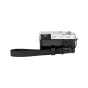 Juoda JJC WS 1 Deluxe greito atleidimo rankena, pritvirtinta prie Fujifilm stiliaus kompaktiškos kameros, su reguliuojamu ilgiu ir tvirtu trijų sluoksnių kilpos dizainu.