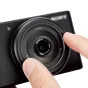 JJC Z ZV1F automatinis objektyvo dangtelis Sony ZV 1F - artimasis vaizdas į kameros objektyvą su detalėmis fokuso žiedu ir matomomis fokusavimo ilgio žymėmis