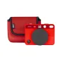 JJC OC LSF2 raudona neopreno fotoaparato kapslė Leica SOFORT 2, rodomas kartu su aparatu priekiniame vaizde