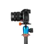 3 Legged Thing OLLIEQD B 90mm Arca-Swiss L kablas OM System OM-1 kamerai, pritvirtinta prie mėlynos trikojės galvos su oranžiniu greito paleidimo mygtuku, viršūnės vaizdas