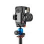 3 Legged Thing OLLIEQD B 90mm Arca-Swiss L laikiklis su OM System OM-1 kamera, pritvirtinta prie trikojų galvos, patogus fotografavimui ir ekrano naudojimui