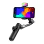 AOCHUAN X Pro stabilizuotojas su RGB apšvietimu ir išmaniuoju telefonu, kuriame matomas spalvingas abstraktus ekranas, patogus valdymo rankenos stabiliai vaizdo įrašymui