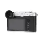 Fujifilm GFX100RF kameros galinis vaizdas su elektroniniu regėtoju ir valdymo ratukais, idealiai tinka JJC EF GFX100RF sidabrinės akies taurės naudojimui, užtikrinant patogumą ir apsaugą
