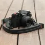 Fudžifilmo kamera su juodu diržu Falcam Maglink Quick Magnetic Buckle Shoulder Strap Lite V2, užtikrinančiu patogią prieigą ir komfortą