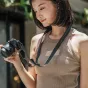 Falcam Maglink Quick Magnetic Buckle Shoulder Strap Lite V2 juodos spalvos naudojamas su DSLR fotoaparatu, užtikrinant patogią prieigą ir komfortą.