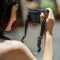 Falcam Maglink Quick Magnetic Buckle Shoulder Strap Lite V2 diržas naudojamas su kompaktiška kamera, rodantis magnetinį užraktą ir elegantišką juodos spalvos juostos dizainą.