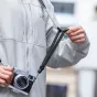 Falcam Maglink Quick Magnetic Buckle Shoulder Strap Lite V2 naudojamas su senovine kamera, rodantis greitą magnetinį užsegimą ir patogaus odinio diržo dizainą.