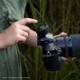 Westcott FJ T1 M universalus belaidis nuotolinio valdymo pultas su OLED jutikliniu ekranu, pritvirtintas prie DSLR kameros, kad būtų intuityviai valdoma blykstė