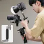 Ulanzi TA10 trijų dalių artikuliuojanti ranka su 360° rutulio galva, pritvirtinta prie DSLR kameros, rodanti lankstų pozicionavimą šviestuvams ir priedams, įskaitant NATO šliuzų adapterį ir silikono rankenos apdangalą