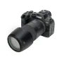 Canon DSLR kamera su teleobjektyvu ir didelis JJC objektyvo skydelis, kuris blokuoja nepageidaujamą šviesą ir gerina nuotraukų kokybę